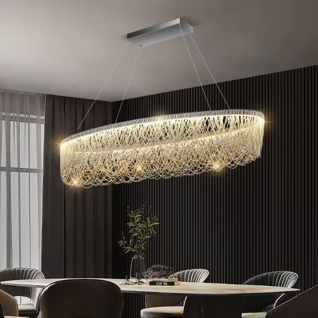 Suspension à pampilles au design ovale et raffiné, idéale pour une salle à manger moderne et élégante.