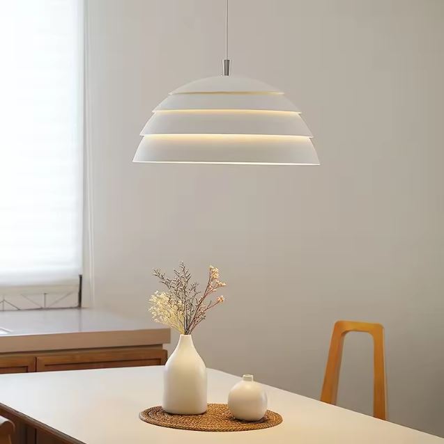 Suspension abat jour blanc au design épuré, luminaire minimaliste et aérien parfait pour une cuisine contemporaine.