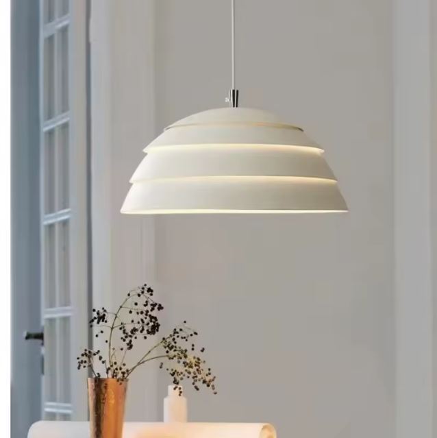 Suspension abat jour blanc au design scandinave minimaliste, luminaire élégant aux lignes douces pour intérieur contemporain lumineux.