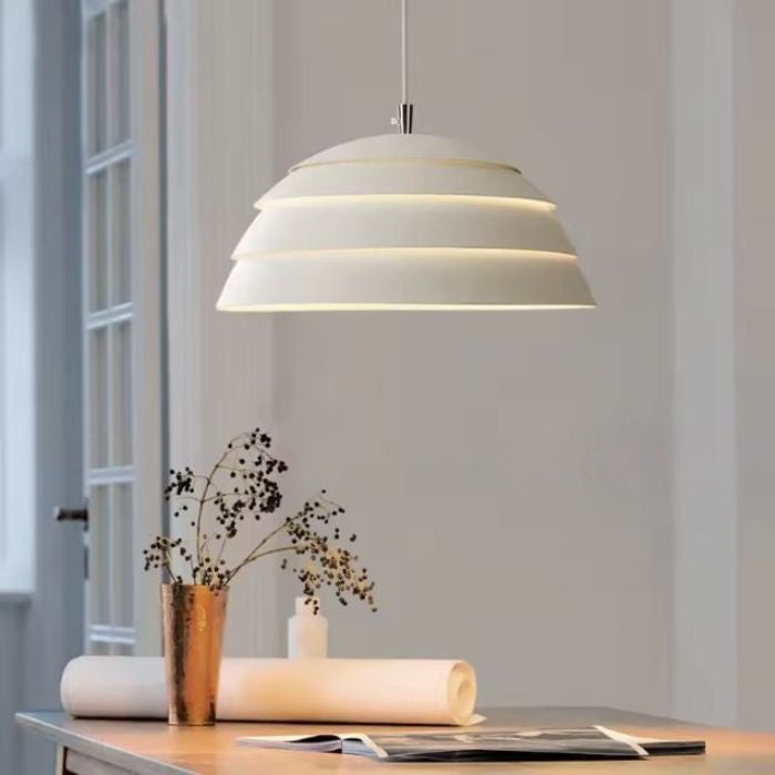 Suspension abat jour blanc au style Bauhaus doux, luminaire graphique et lumineux pour coin bureau ou lecture.