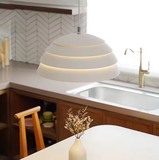 Suspension abat jour blanc au style design nordique, luminaire suspendu élégant pour cuisine moderne et épurée.