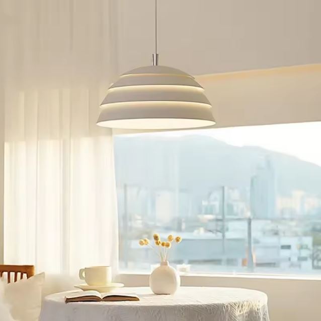 Suspension abat jour blanc au style méditerranéen minimaliste, luminaire aérien pour un intérieur doux et lumineux.