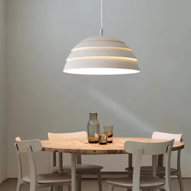 Suspension abat jour blanc style nordique contemporain, luminaire épuré idéal au-dessus d’une table de salle à manger chaleureuse.