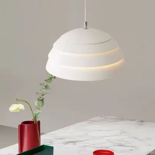 Suspension abat jour blanc au style organique contemporain, luminaire sculptural diffusant une lumière enveloppante.