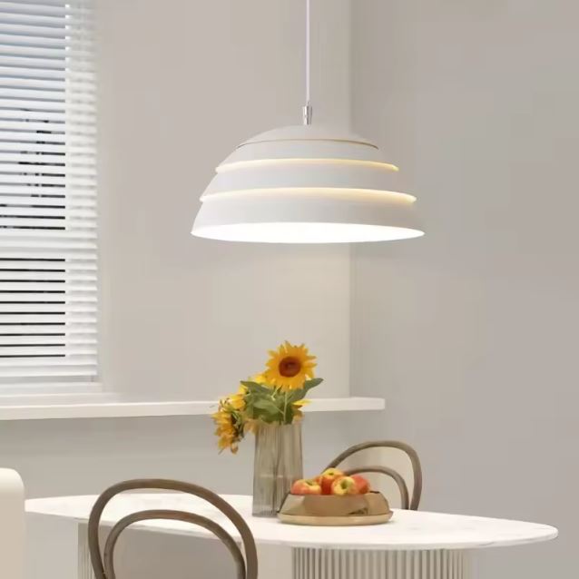 Suspension abat jour blanc au style rétro scandinave, luminaire suspendu idéal pour une salle à manger lumineuse.