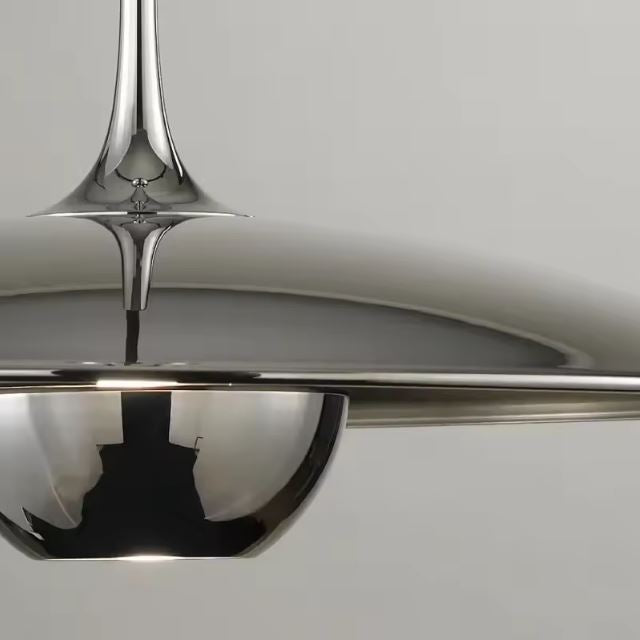 Détail d’une suspension en acier chromée au design moderne et brillant, idéale pour une déco contemporaine.