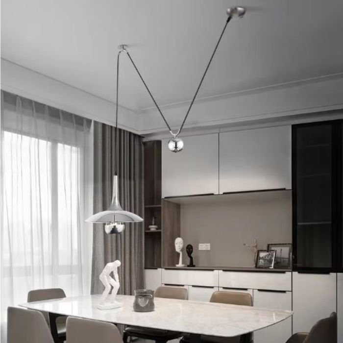 Suspension acier élégante au style contemporain, parfaite pour illuminer une salle à manger moderne avec finesse.