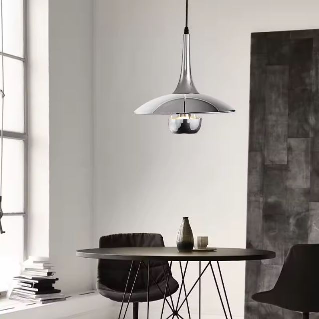 Suspension acier au style moderne et épuré, parfaite pour sublimer une table ronde dans un intérieur design et lumineux.