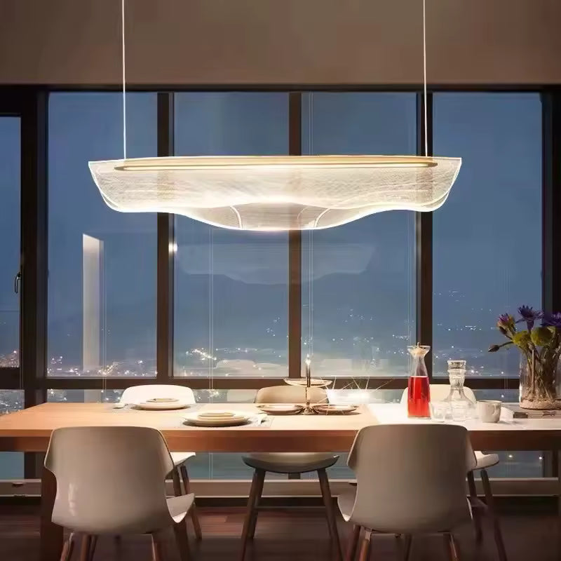 Suspension en acrylique lumineux aux lignes ondulées et élégantes, dans une salle à manger design avec vue panoramique