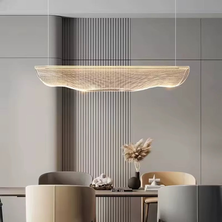 Suspension en acrylique lumineux à silhouette ondulée, au style design élégant dans une salle à manger contemporaine