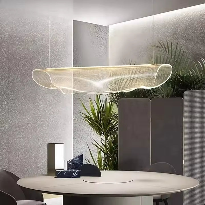 Suspension en acrylique ondulé au design organique et aérien, mise en scène au-dessus d’une table de salle à manger