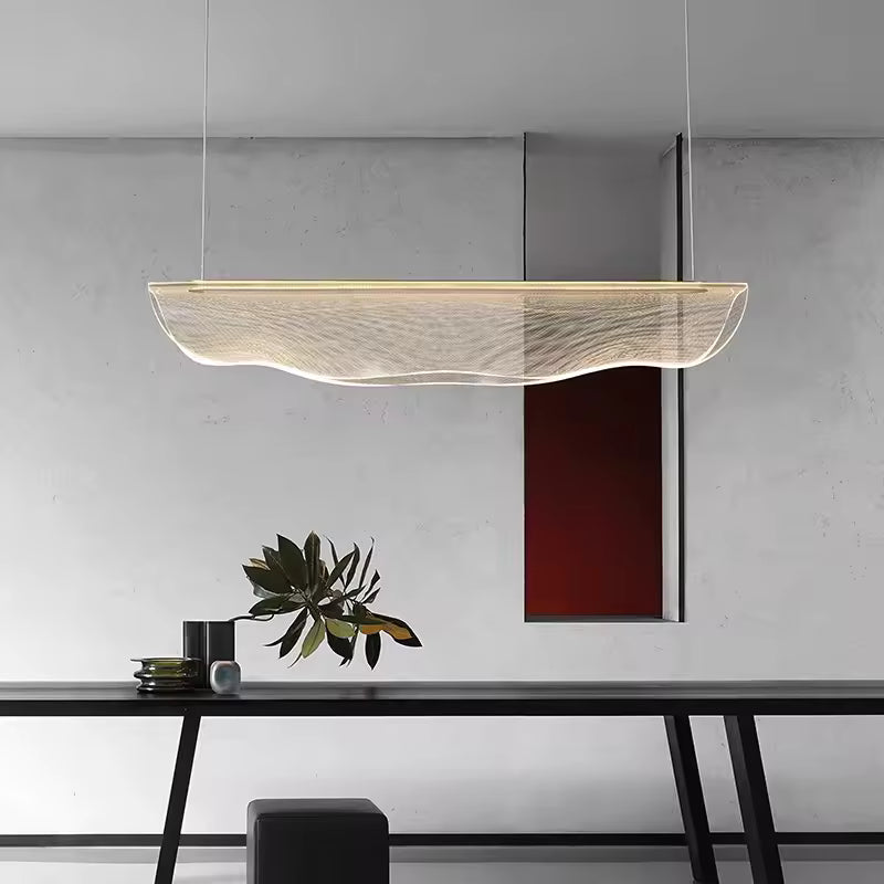 Suspension en acrylique ondulé au design minimaliste et contemporain, mise en valeur dans un intérieur sobre et graphique