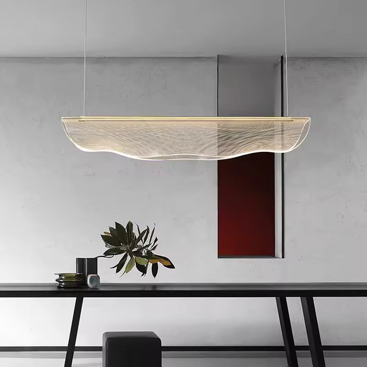 Suspension en acrylique ondulé au design minimaliste et contemporain, mise en valeur dans un intérieur sobre et graphique