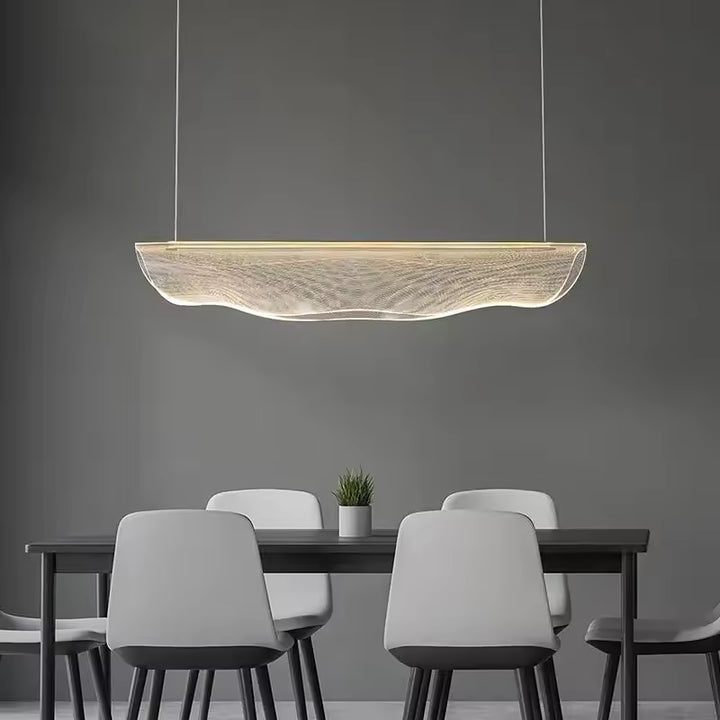 Suspension en acrylique façon voile lumineux, au style contemporain raffiné au-dessus d’une table de salle à manger