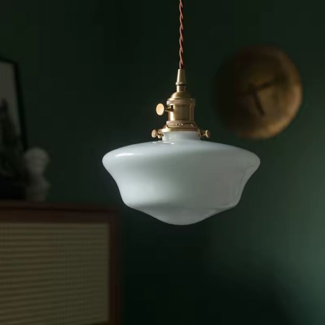 Suspension ancienne en opaline blanche avec finition vintage, idéale pour ajouter une touche d'élégance rétro à un intérieur raffiné.