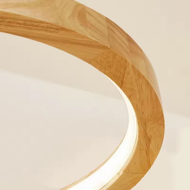 Zoom sur une suspension anneau bois mettant en valeur le matériau naturel, sa texture chaleureuse et sa finition soignée.