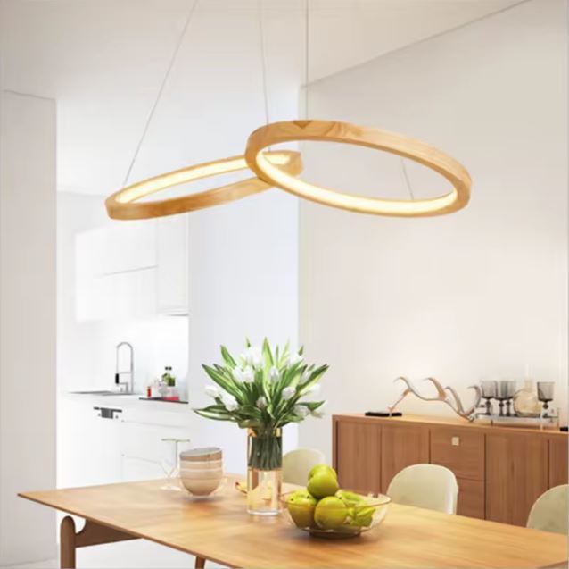 Suspension anneau bois en duo sur cuisine ouverte, parfaite pour un intérieur naturel mêlant modernité et ambiance végétale.