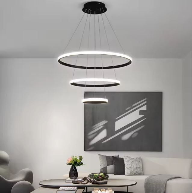 Suspension anneau LED moderne à trois cercles superposés, idéale pour sublimer un salon contemporain avec élégance.