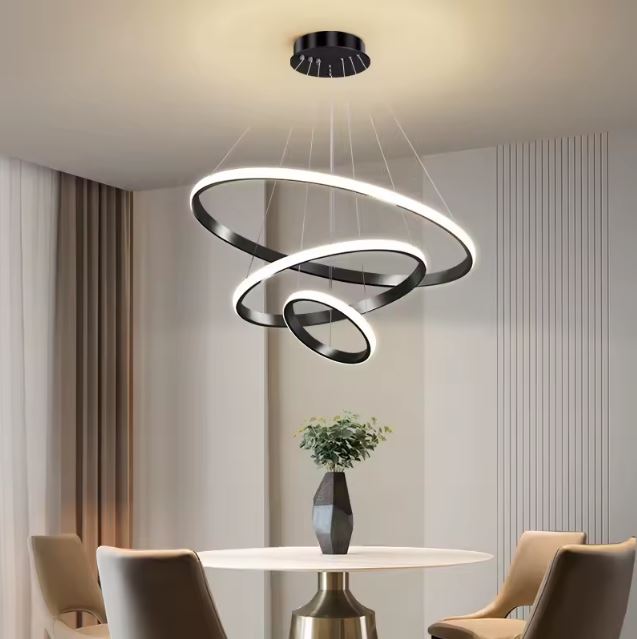 Suspension anneau LED noire au design moderne et minimaliste, idéale pour sublimer un salon luxueux avec style.