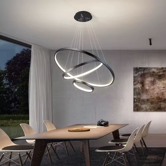 Suspension anneau LED noire au design contemporain, sublimant une salle à manger avec son élégance minimaliste et raffinée.
