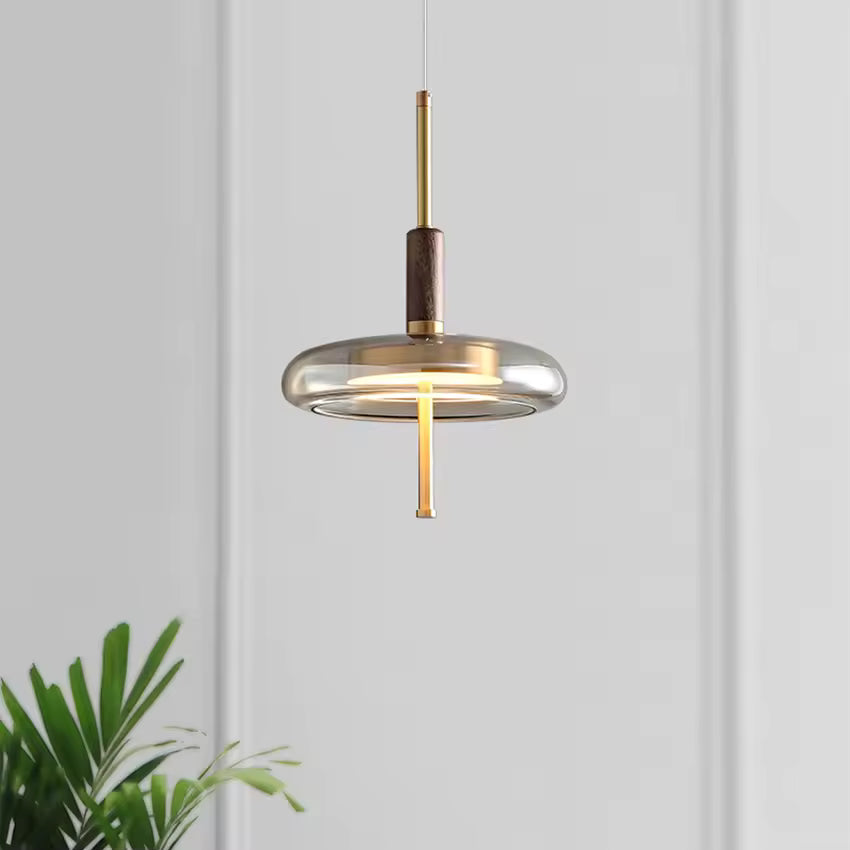 Suspension à anneau de verre, noyer et tige dorée, silhouette épurée au style minimaliste et chaleureux