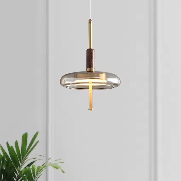 Suspension à anneau de verre, noyer et tige dorée, silhouette épurée au style minimaliste et chaleureux