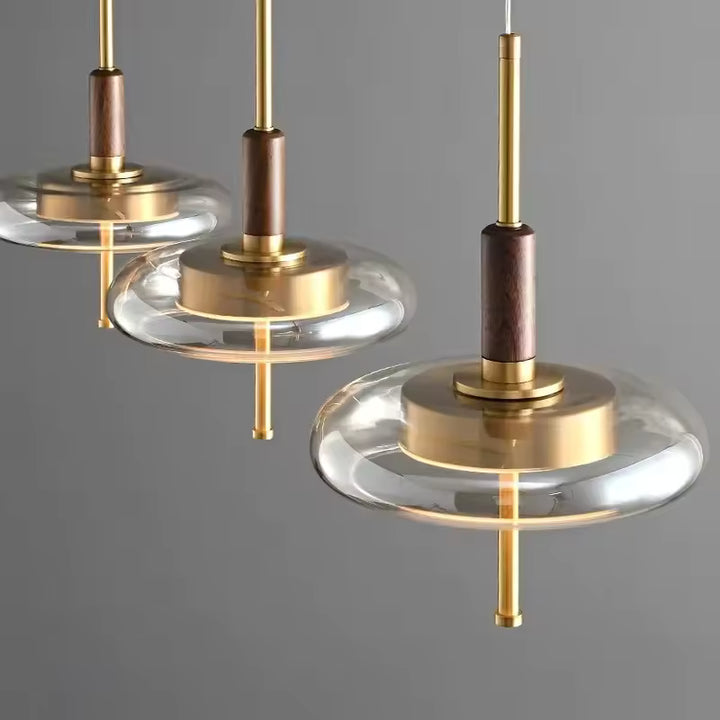 Suspension à anneau de verre et tige dorée, design contemporain aux détails bois élégants et raffinés
