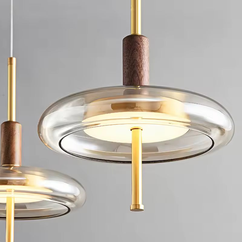 Suspension à anneau de verre et tige dorée, lignes circulaires raffinées d’inspiration design italien