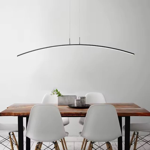 Suspension arc moderne et minimaliste illuminant une table à manger en bois, idéale pour un intérieur élégant et épuré.