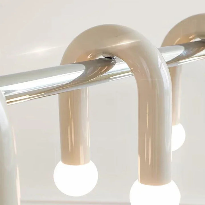 Vue rapprochée des arches blanches et de leurs globes lumineux pour un design épuré et lumineux.