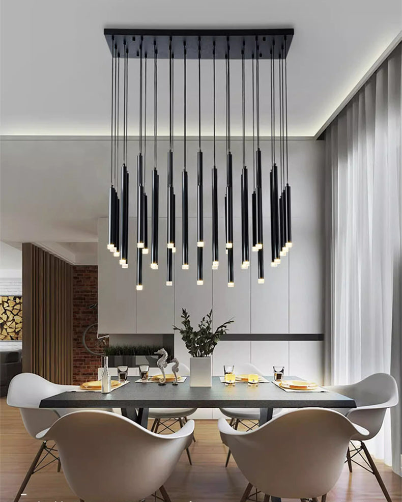 Suspension architecturale à tubes noires installée dans une salle à manger au design affirmé.