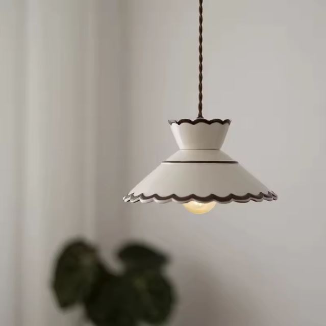 Suspension artisanale en porcelaine blanche à bord ondulé, idéale pour une déco romantique ou esprit maison ancienne.