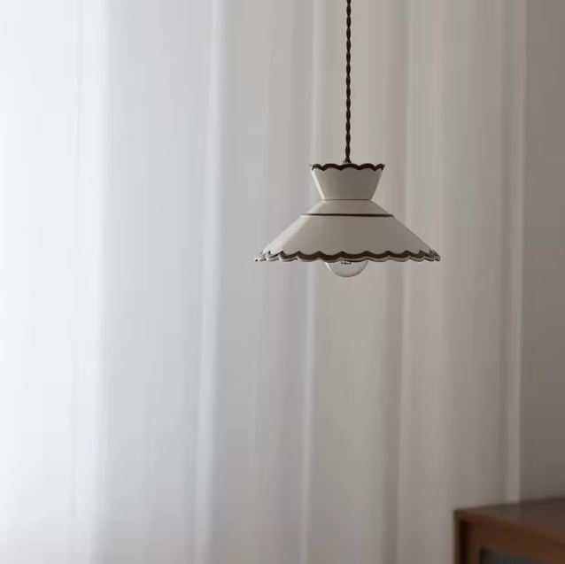 Suspension artisanale en porcelaine blanche au style shabby chic, idéale pour une décoration douce et lumineuse.