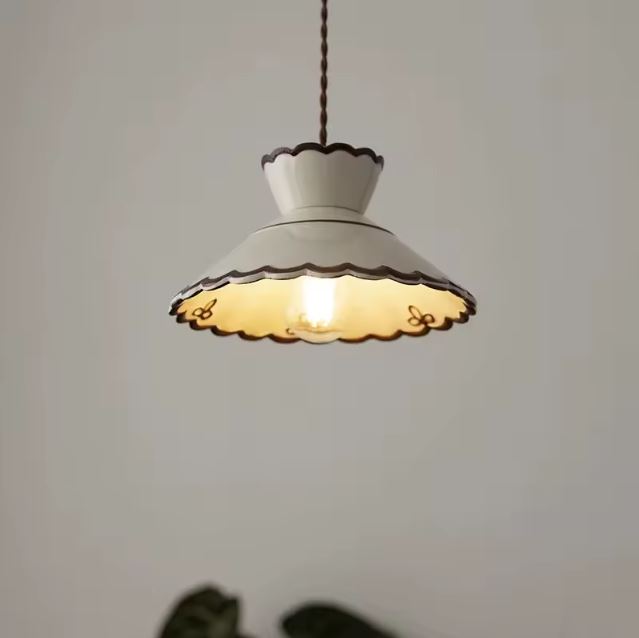 Suspension artisanale en porcelaine blanche au charme vintage, idéale pour une décoration élégante d’inspiration rétro.