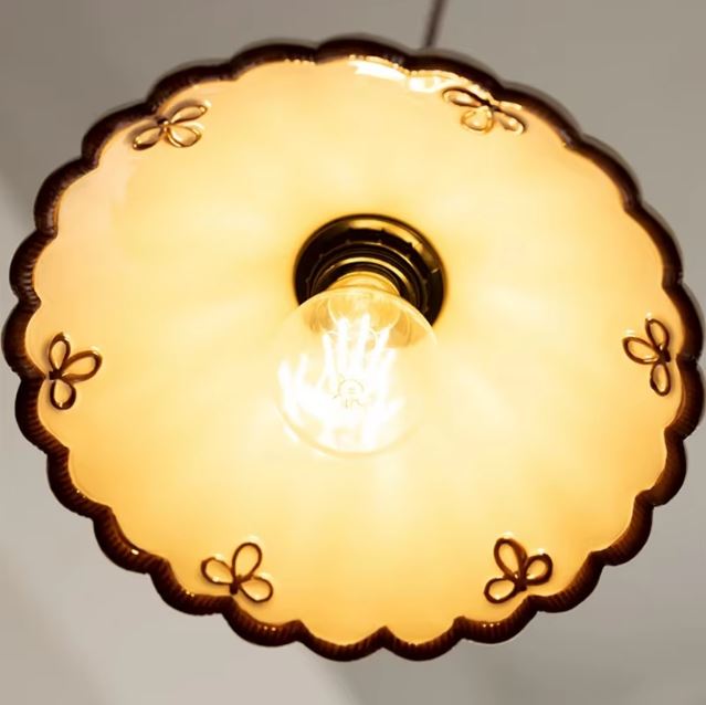 Vue intérieure de la suspension artisanale en porcelaine décorée de motifs floraux, idéale pour une ambiance vintage et organique élégante.