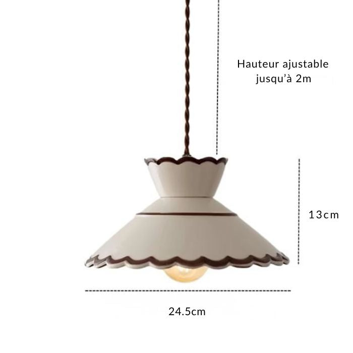 Suspension artisanale en porcelaine avec hauteur ajustable, idéale pour une cuisine vintage ou une salle à manger au charme ancien.