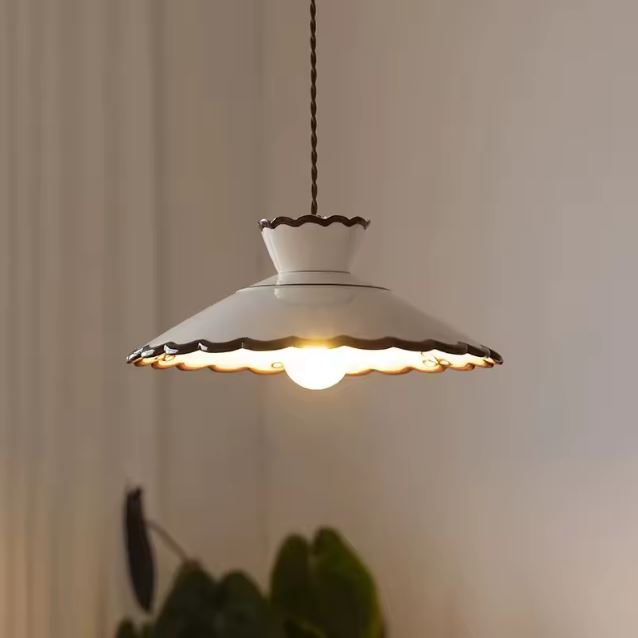 Suspension artisanale en porcelaine à bord festonné, parfaite pour une ambiance campagne chic ou maison de charme.