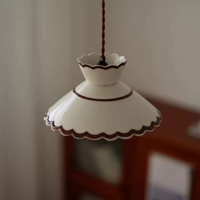 Suspension artisanale en porcelaine au charme campagne, parfaite pour une cuisine ou une salle à manger chaleureuse.