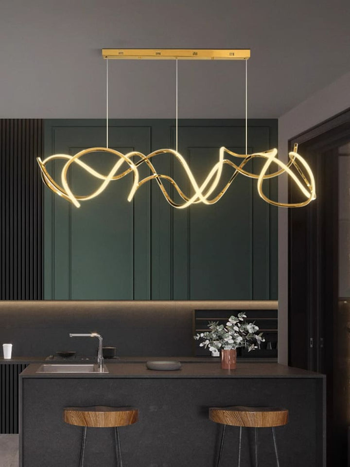 Suspension artistique LED installée au-dessus d'un îlot central dans un décor contemporain.