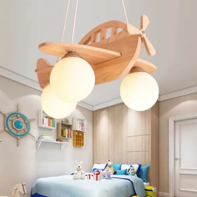 Suspension avion en bois avec éclairage doux, parfaite pour une chambre d'enfant au design aérien et chaleureux.