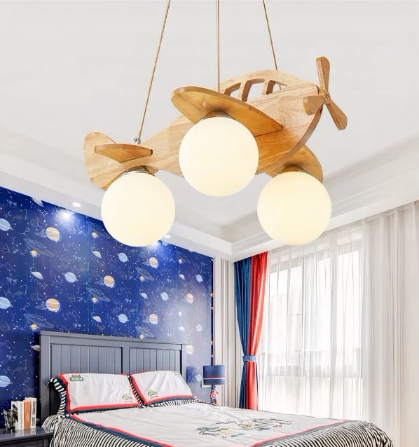 Suspension avion en bois avec lumières sphériques, parfaite pour une chambre d'enfant décorée sur le thème de l'espace et de l'aviation.