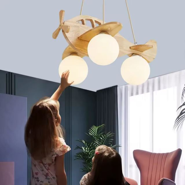 Suspension avion en bois avec lumières sphériques, idéale pour une décoration de chambre d'enfant chaleureuse et ludique.