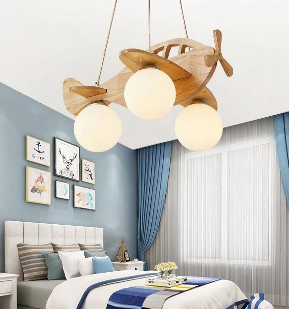 Suspension avion en bois avec trois lumières sphériques, parfaite pour une chambre d'enfant au style marin et élégant.