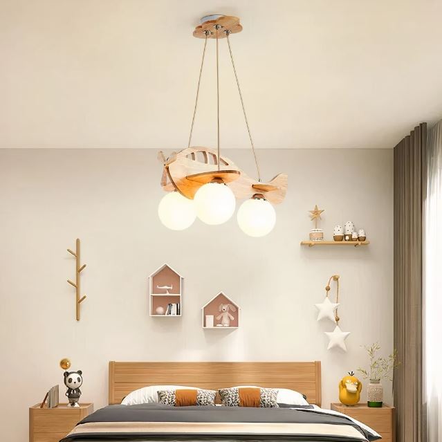 Suspension avion en bois avec éclairage doux, idéale pour une chambre d'enfant au style épuré et scandinave.