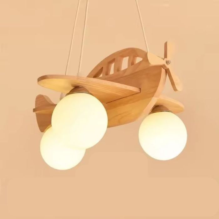 Suspension avion en bois avec trois lumières sphériques, parfaite pour une chambre d'enfant au style naturel et chaleureux.