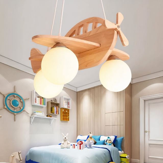 Suspension avion en bois avec lumières sphériques, parfaite pour une chambre d'enfant au design marin et aventurier.