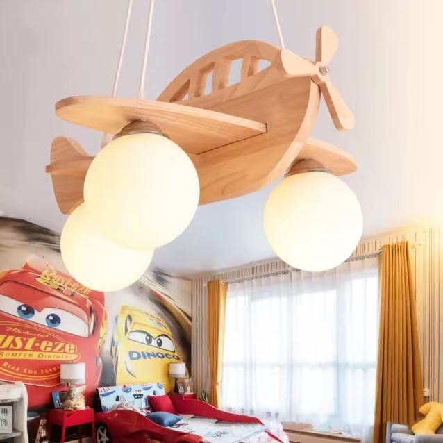 Suspension avion en bois avec ampoules sphériques, parfaite pour une chambre d'enfant sur le thème aviation et aventure.