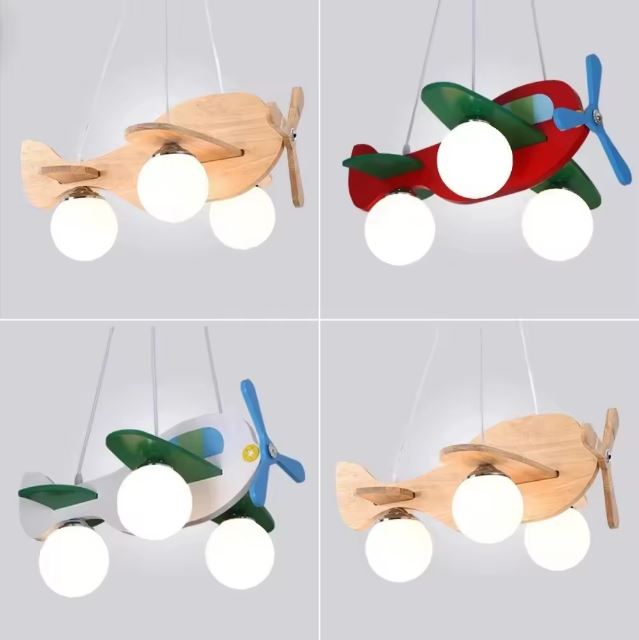 Suspension avion en bois déclinée en plusieurs couleurs, idéale pour une décoration de chambre d'enfant ludique et personnalisée.