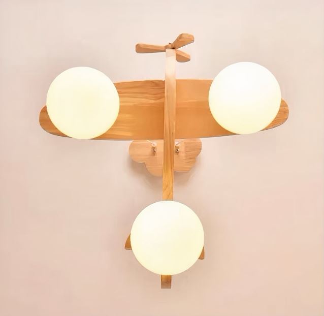 Suspension avion en bois vue du dessous, avec trois lumières sphériques, idéale pour une décoration de chambre d'enfant unique et aérienne.