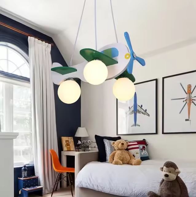 Suspension avion gris et bleu avec ailes vertes, idéale pour apporter une touche aérienne et lumineuse à une chambre d'enfant.